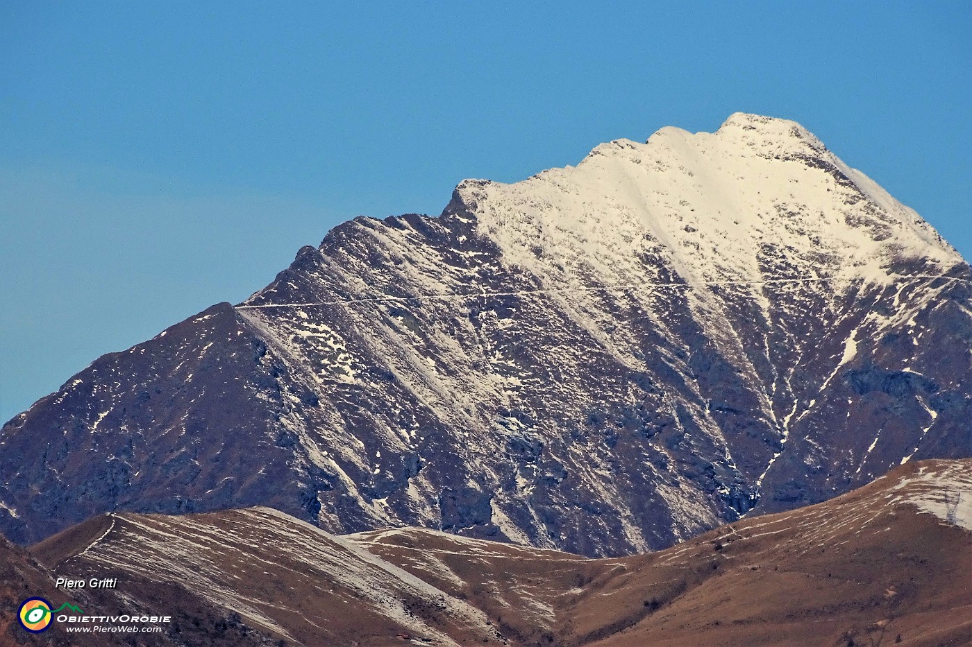 37 Zoom in Legnone (2610 m).JPG